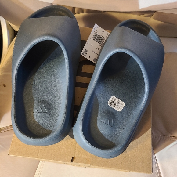 ADIDAS YEEZY SLIDES - Picture 3 of 10